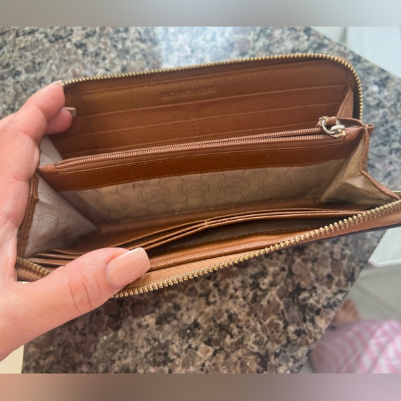 Michael kors wallet - Picture 2 of 2